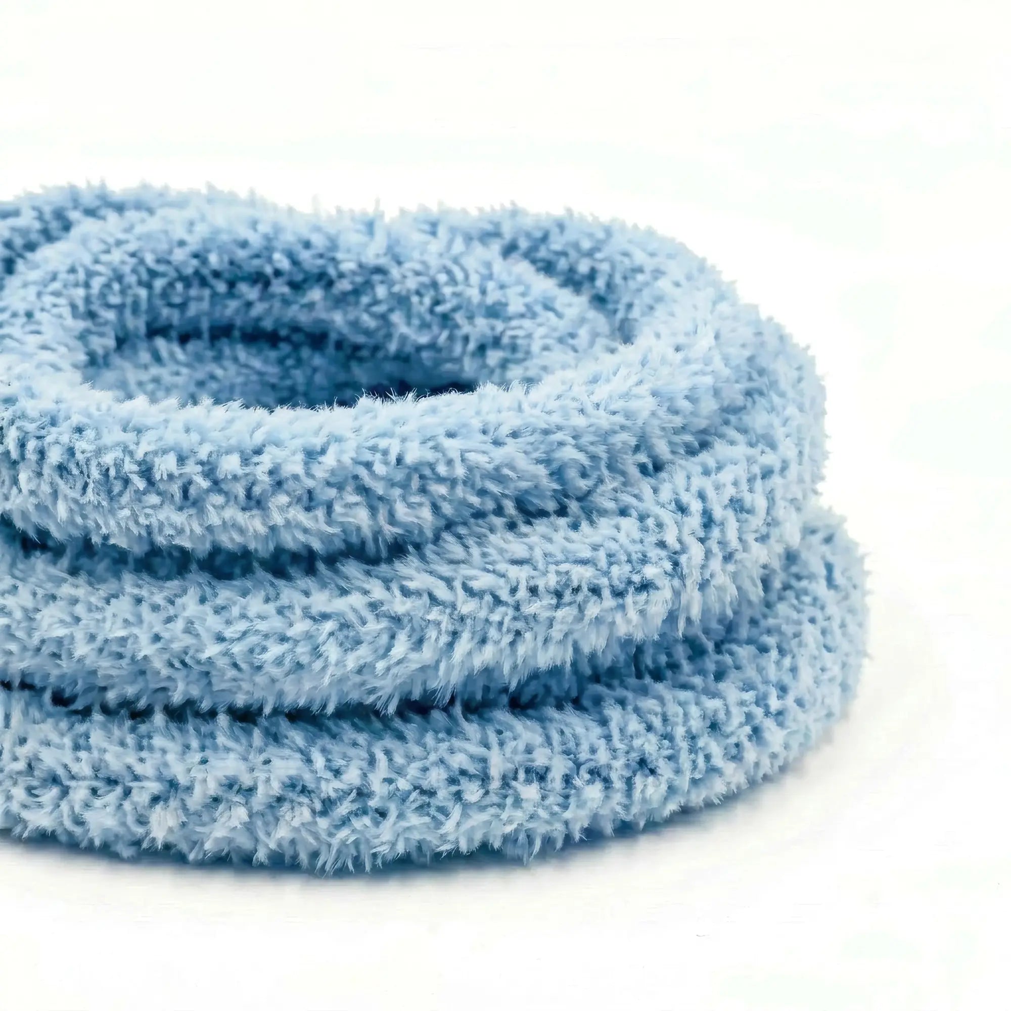 Lacets fluffy bleu ciel en peluche pour sneakers