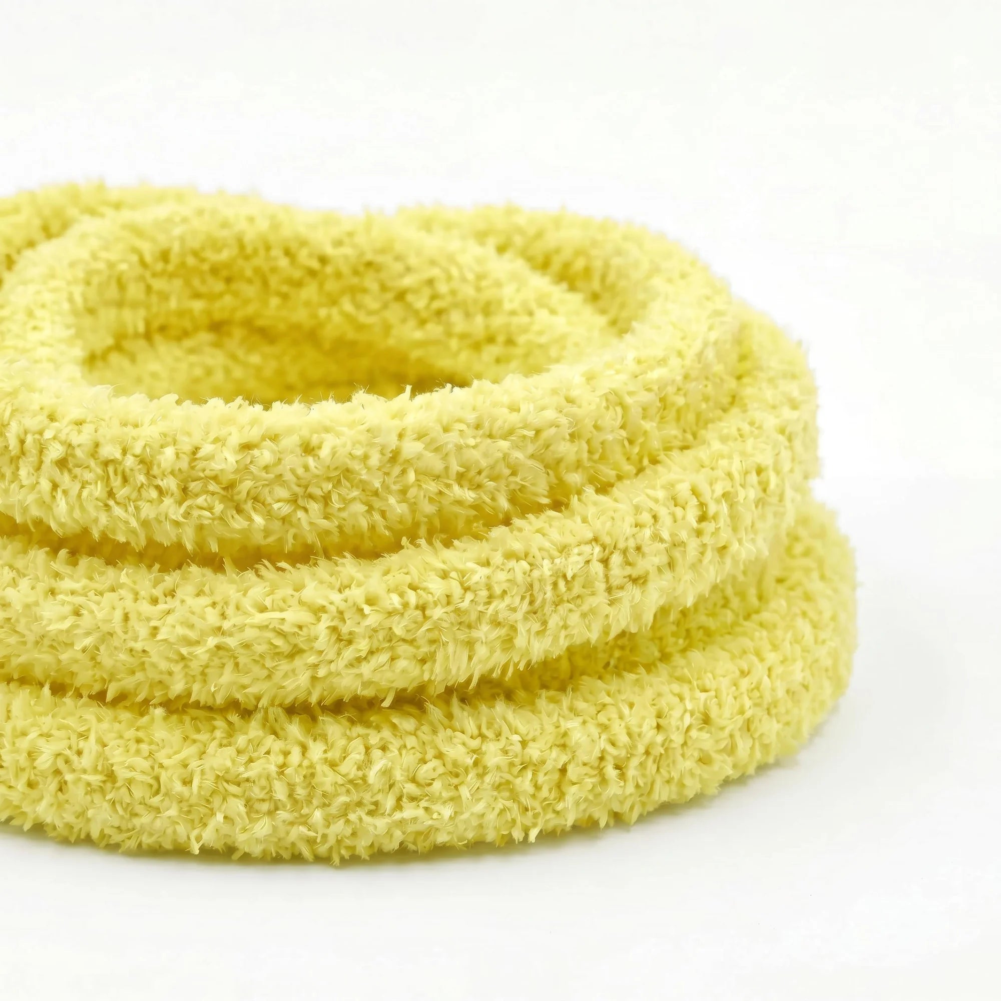 Lacets fluffy jaune en peluche pour sneakers