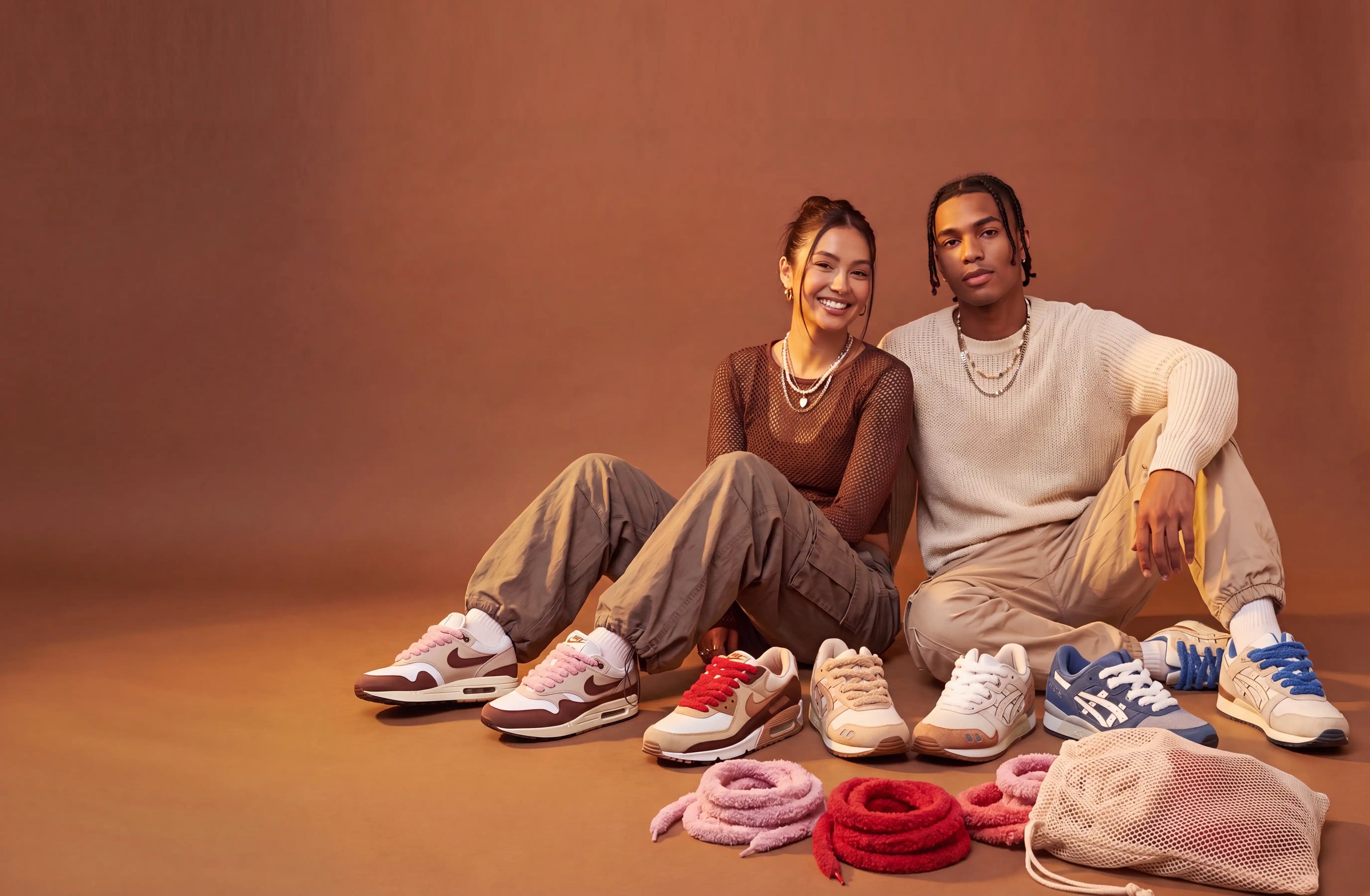 Lacets fluffy colorés sur sneakers Nike, ASICS et New Balance, présentés par deux jeunes, ID Lacet